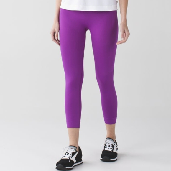 lululemon athletica Pants - Lululemon Zone In Crop-  Size 4 or 6 - *flaws*